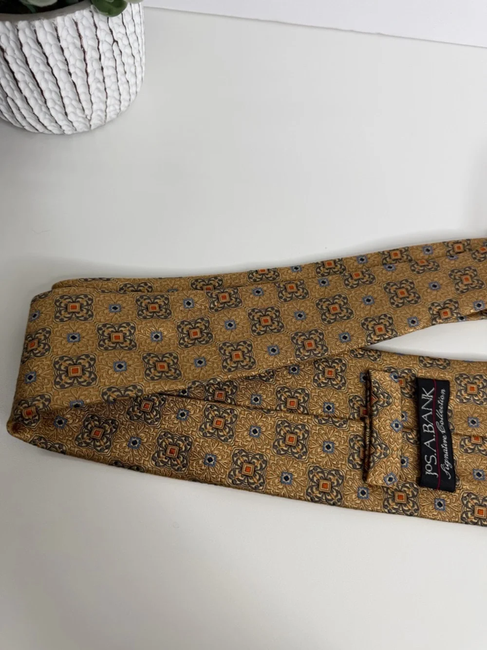 Jos. A. Bank Classic Gold Patterned Silk Tie Workwear 3 3/8” x 59‎ 1/2” Preppy
